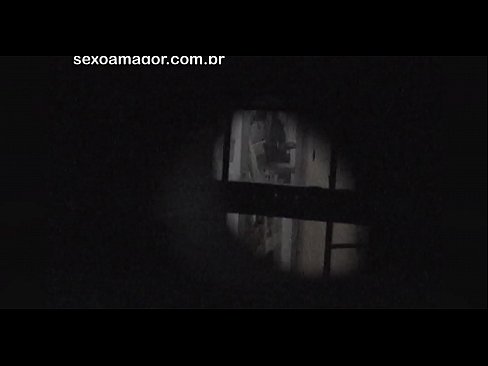 ❤️ Blondie blir hemligt videofilmad av en voyeur från grannskapet gömd bakom ihåliga tegelstenar ❤️❌ Porno fb at us ﹏